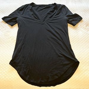 Black lululemon tshirt